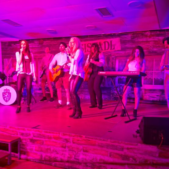 Bild enthält, Urban, Stage, Person, Guitar, Group Performance, Music, Music Band, Musician, Concert, Shoe