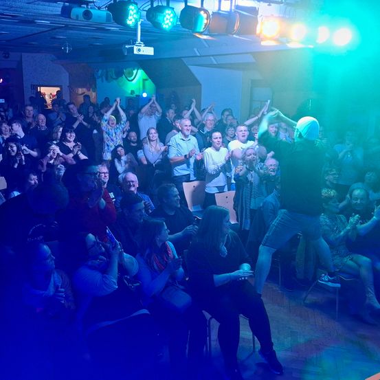 Bild enthält, Urban, Night Life, Adult, Female, Person, Woman, Male, Man, Face, Party