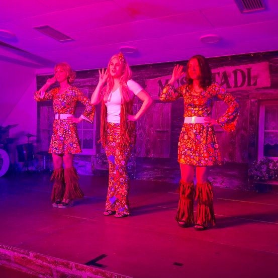 Bild enthält, Adult, Female, Person, Woman, Dancing, Leisure Activities, Urban, Stage, Group Performance, Face