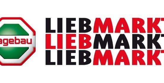 Das Bild zeigt das Hagebau-Logo, eine rote und weiße sechseckige Form mit einem grünen Kreis darin, zusammen mit dem Text 'LIEBMARKT LIEBMARKT LIEBMARKT' in Rot und Schwarz.