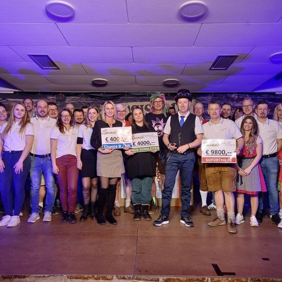 Bild enthält, Groupshot, Person, People, Female, Girl, Teen, Adult, Male, Man, Purple