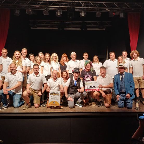 Bild enthält, Stage, People, Person, Pants, Adult, Female, Woman, Male, Man, Groupshot