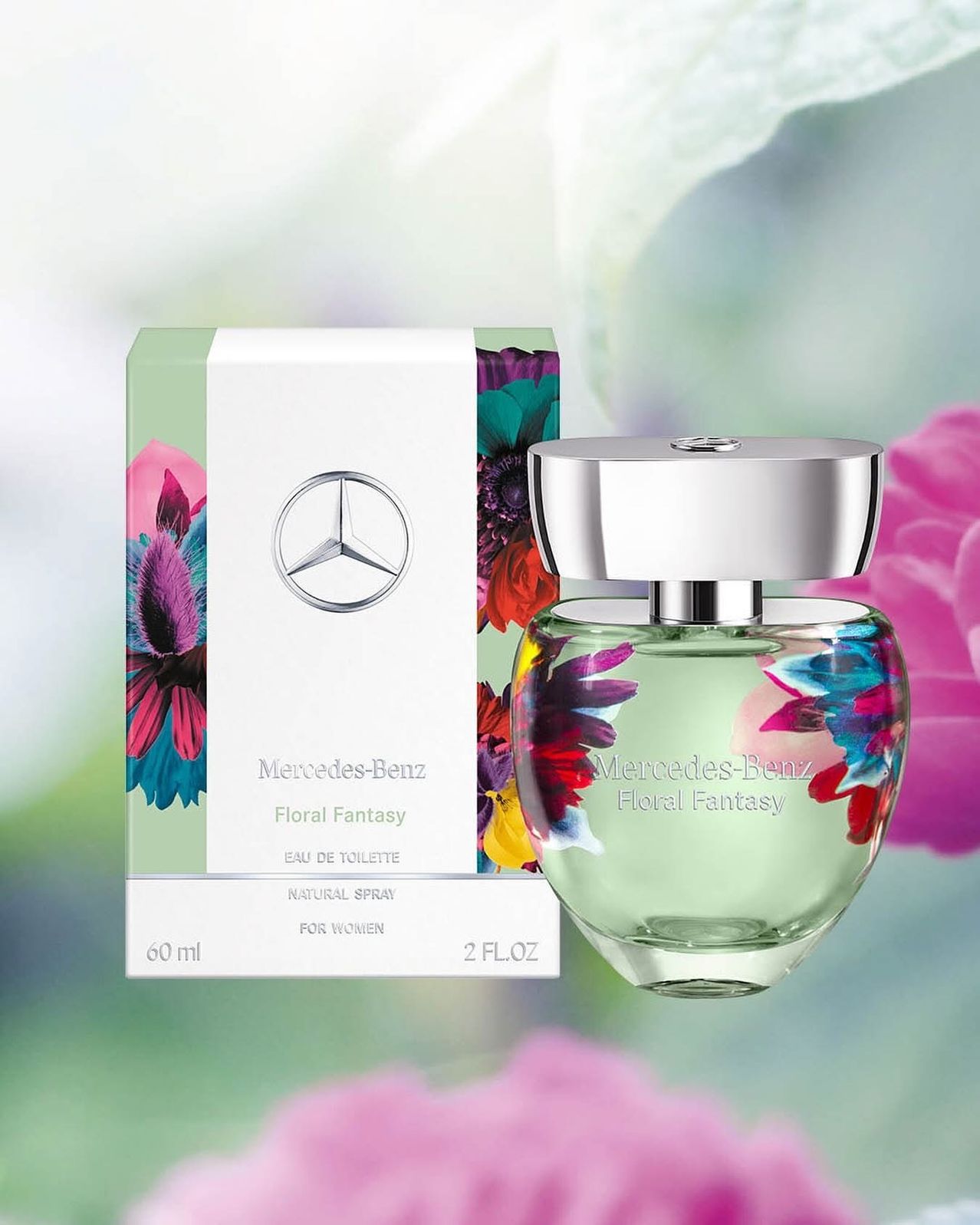 Eine Flasche Mercedes-Benz Floral Fantasy Parfüm mit silberner Kappe und Blumendesign steht neben ihrer Verpackung. Die Verpackung ist blumenthematisch mit Marken- und Produktname.