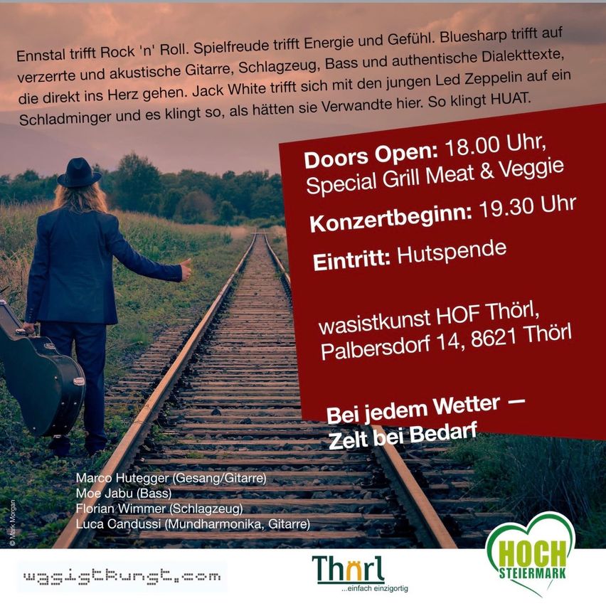Ein Mann in Anzug und Hut steht auf einem Bahngleis mit einer Gitarrenkoffer, mit einem roten Schild im Hintergrund, das ein Ereignis mit Musik und Essen bewirbt.