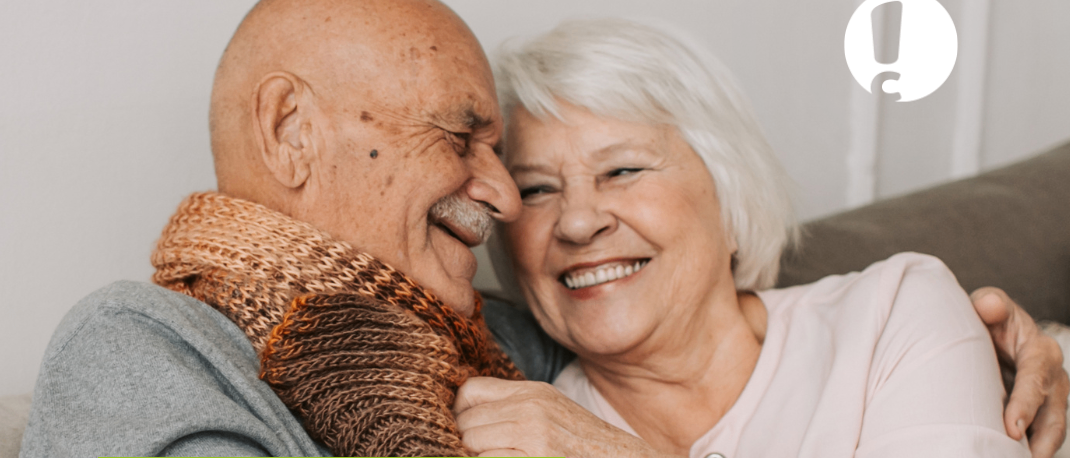 Ein älteres Paar umarmt und lächelt. Der Mann trägt ein Halstuch, die Frau ein weißes Hemd. Der Text lautet 'Hansaton Hör-Vorsorge kostenlos am 16. & 17. Juni'.