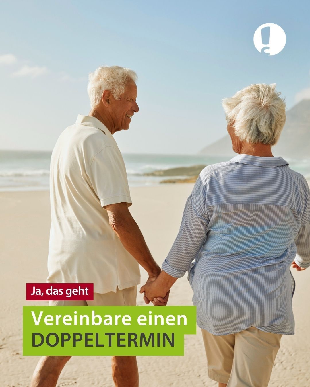 An elderly couple holds hands, smiling on a sunny beach with a clear sky. The text reads 'Ja, das geht' and 'Vereinbare einen DOPPELTERMINI'.