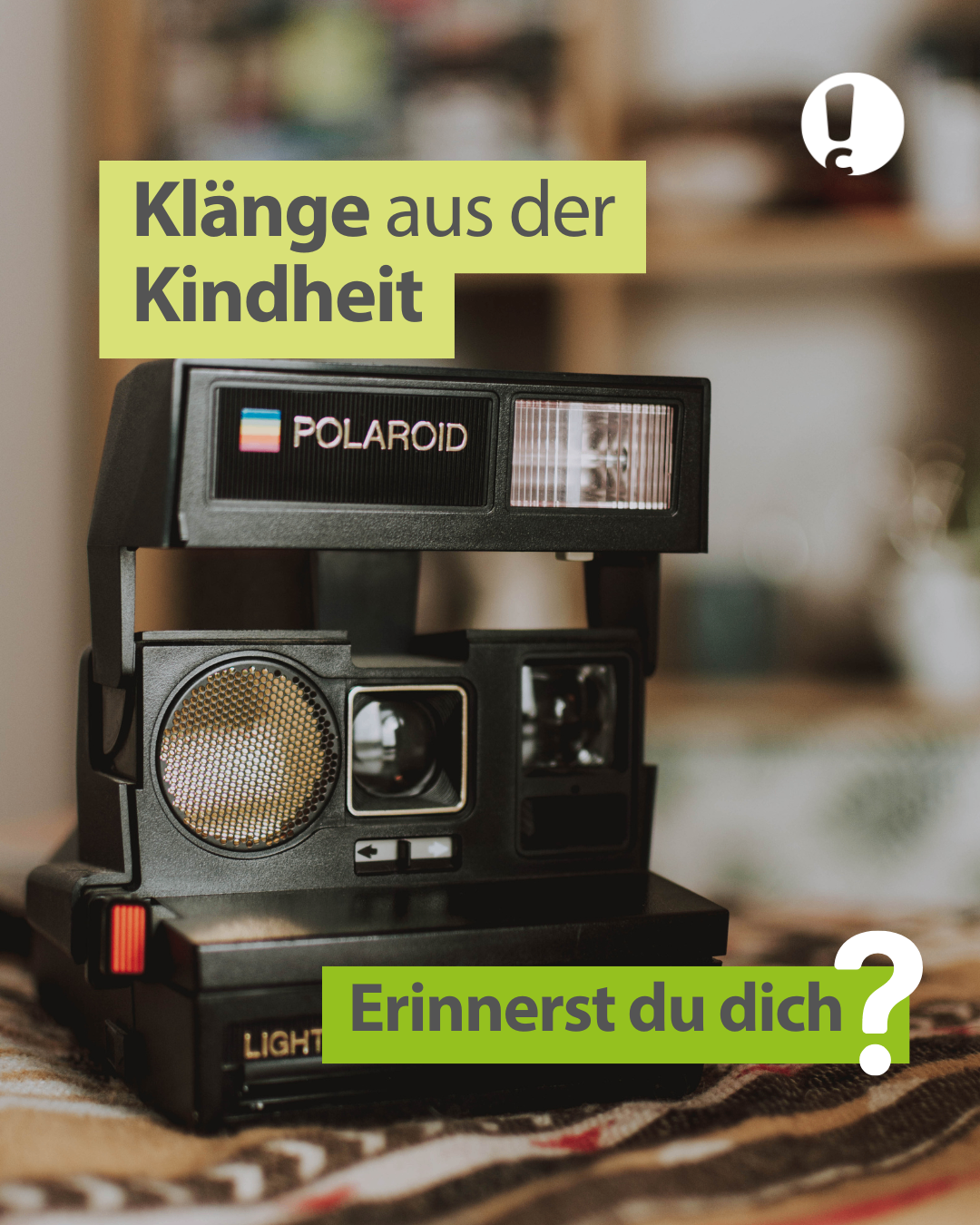 Eine alte Polaroid-Kamera auf einem Tisch mit Textüberlagerung 'Klänge aus der Kindheit' und 'Erinnerst du dich?' in einem unscharfen Hintergrund.
