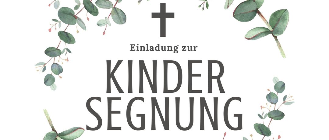 Ein Kranz aus grünen Blättern umgibt ein christliches Kreuz mit dem Text 'Einladung zur Kindersegnung'. Das Design ist schlicht und elegant, passend für religiöse oder festliche Anlässe.
