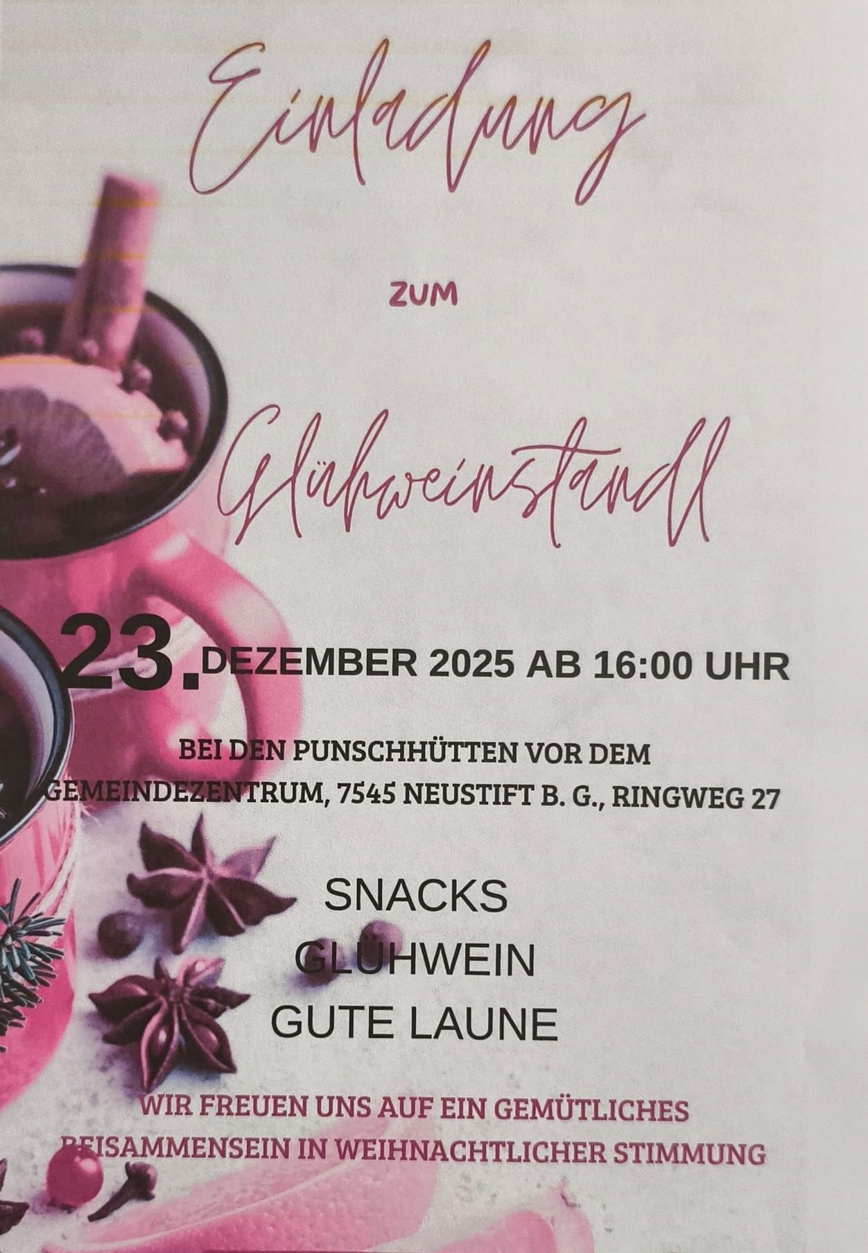 Ein Plakat für eine festliche Veranstaltung. Es zeigt zwei Tassen mit einem Zitronenstück und einer Zimtstange, die zu 'Gluhweinstand' am 23. Dezember 2025 ab 16:00 Uhr einladen.