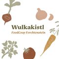 Illustration verschiedener Gemüsesorten wie Karotte, Rübe, Zwiebel und Tomate mit dem Text 'Wulkakist FoodCooop Forchtenstein' in der Mitte.