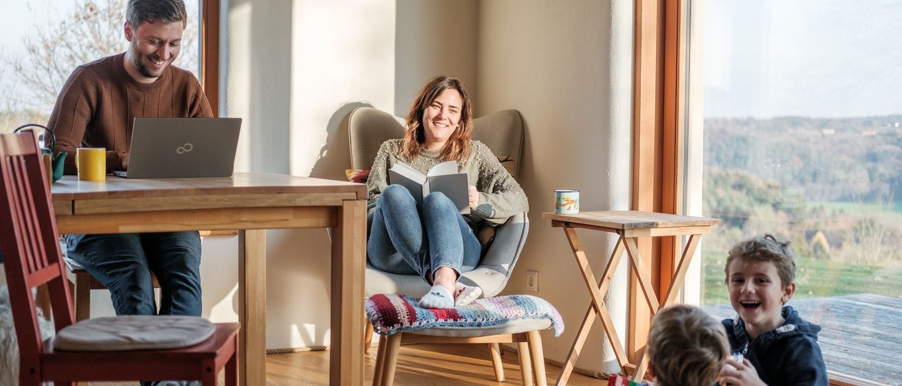 Bild enthält, Table, Chair, Adult, Male, Man, Person, Boy, Child, Wood, Laptop