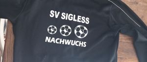 Bild enthält, Clothing, Hood, Coat, Knitwear, Sweater, Sweatshirt, Hoodie, Person, Jacket