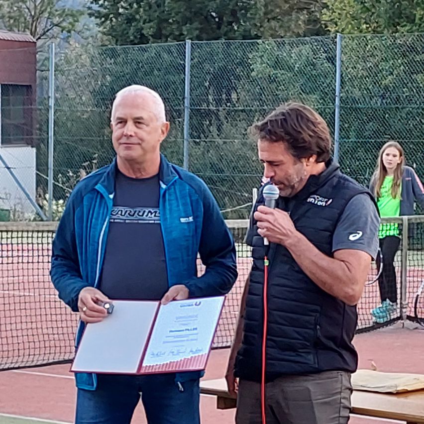 Bild enthält, Conversation, Person, Interview, Female, Girl, Teen, Adult, Male, Man, Crowd