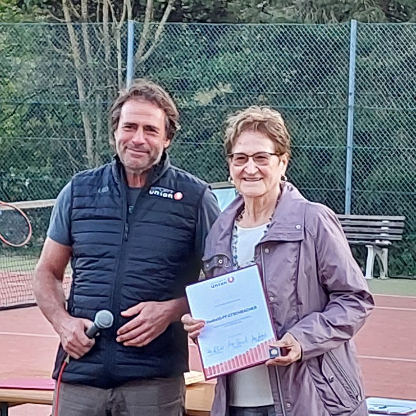 Bild enthält, Pants, Coat, Jacket, Adult, Female, Person, Woman, Male, Man, People