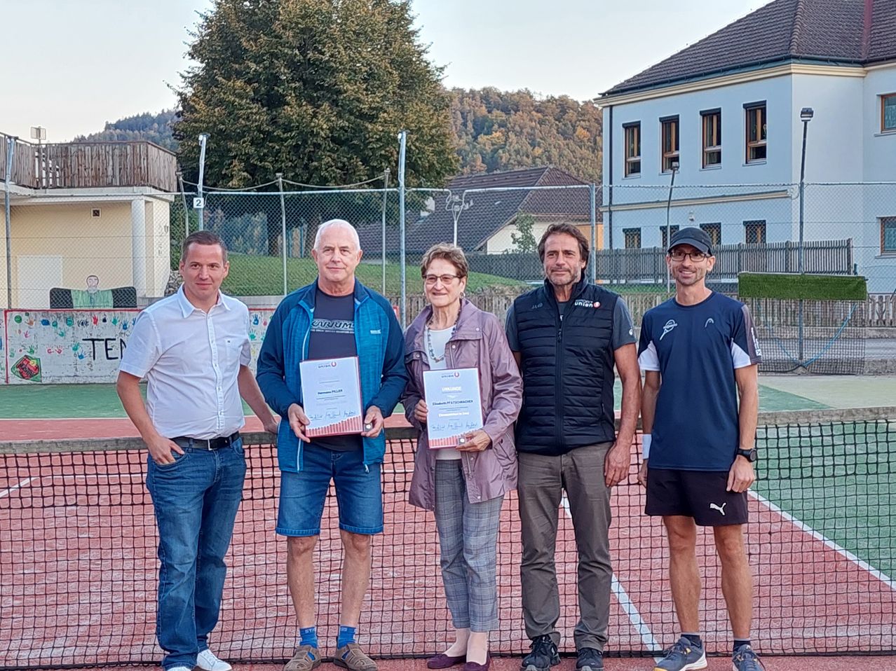 Bild enthält, Jeans, Adult, Male, Man, Person, Shoe, Boy, Teen, Jacket, Shorts