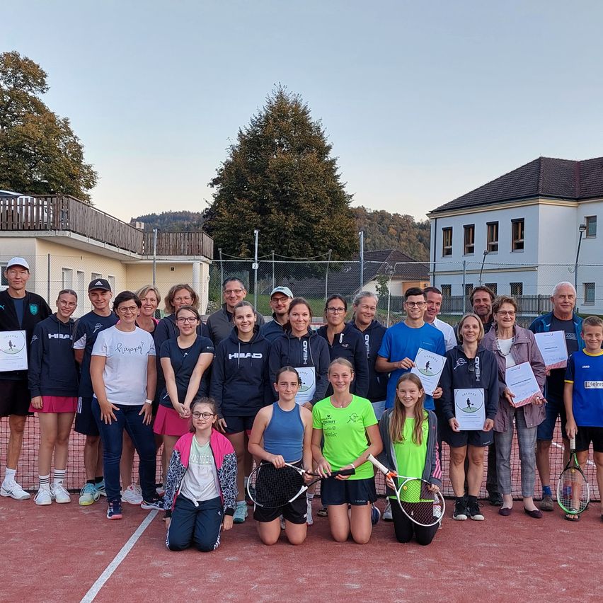 Bild enthält, People, Person, Shorts, College, Boy, Male, Teen, Shoe, Tennis Racket, Face