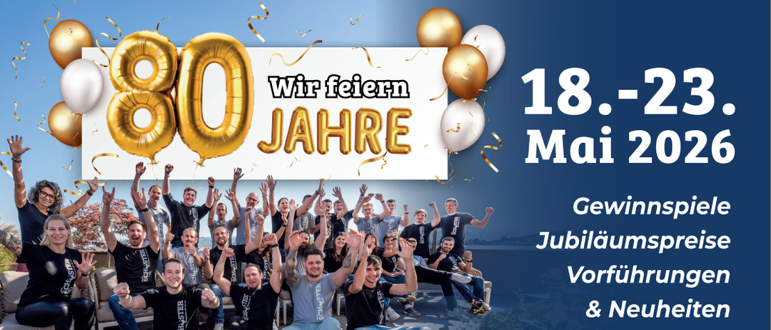 Jubiläumsposter mit einer Gruppe von Menschen, die 80 Jahre feiern, mit Luftballons und der großen Zahl 80. Der Text lautet '18. Mai 2023'. Die Veranstaltung findet in Pöchlarn statt. Besuchen Sie www.schuster.at.