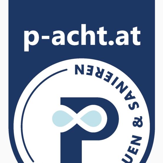 Ein blaues Banner mit dem Text p-acht.at in der Mitte und einem blauen Buchstaben P in der Mitte eines Kreises.