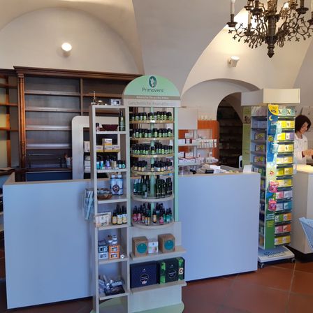 Bild enthält, Shop, Indoors, Person, Monitor, Market, Grocery Store, Supermarket, Glasses, Chandelier, Lamp