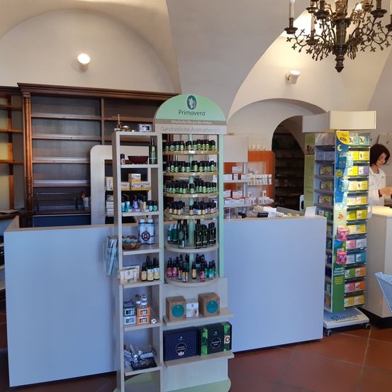 Bild enthält, Shop, Indoors, Person, Monitor, Market, Grocery Store, Supermarket, Glasses, Chandelier, Lamp