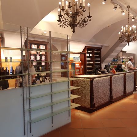 Bild enthält, Chandelier, Shop, Indoors, Adult, Female, Person, Woman, Handbag, Monitor, Glasses