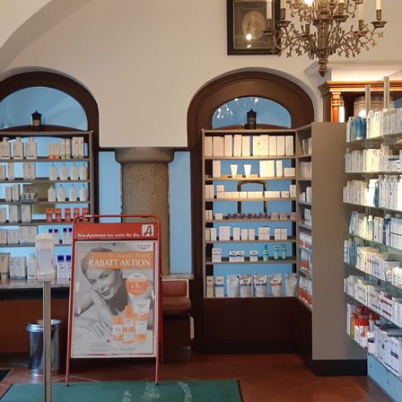 Bild enthält, Shop, Person, Rug, Pharmacy, Face, Head, Cup, Candle, Chandelier