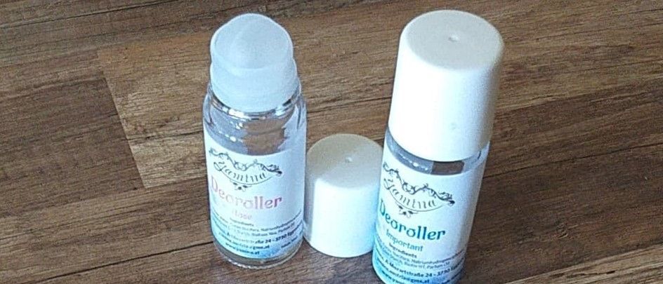 Bild enthält, Business Card, Paper, Text, Advertisement, Cosmetics, Deodorant