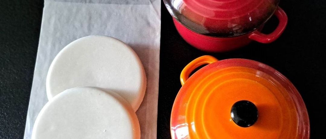 Bild enthält, Cooking Pot, Cookware, Food, Pot, Beverage, Coffee, Coffee Cup, Can, Tin