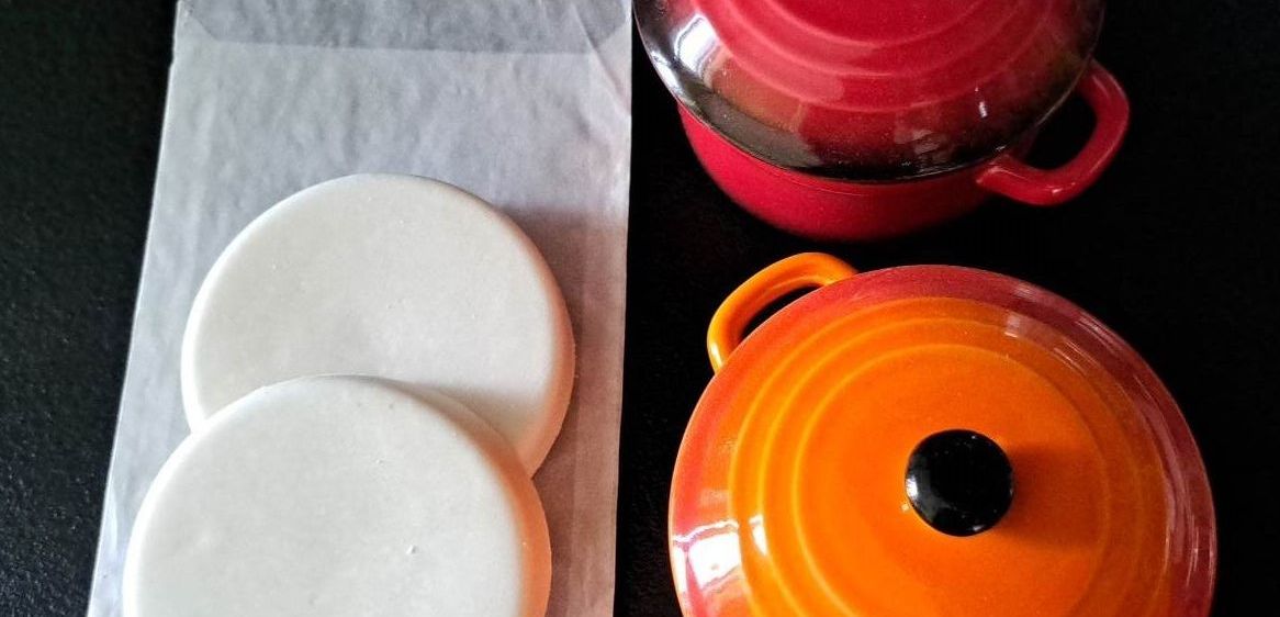 Bild enthält, Cooking Pot, Cookware, Food, Pot, Beverage, Coffee, Coffee Cup, Can, Tin