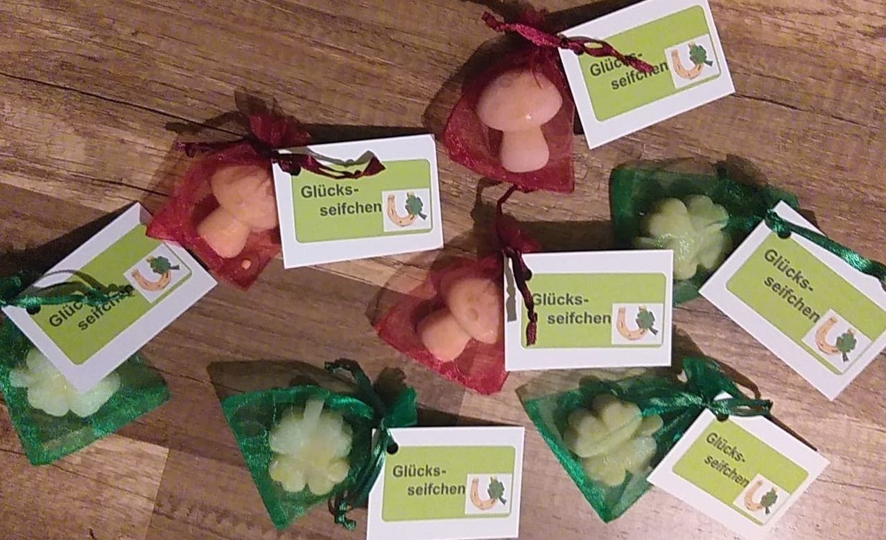 Bild enthält, Business Card, Paper, Text