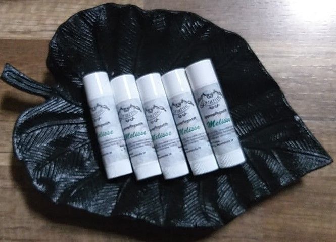 Bild enthält, Accessories, Bag, Handbag, Cosmetics, Bottle