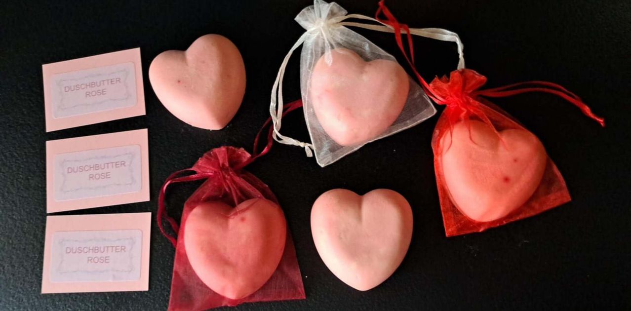 Bild enthält, Symbol, Love Heart Symbol, Business Card, Paper, Text