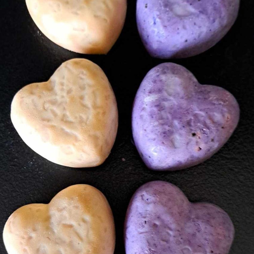 Bild enthält, Accessories, Jewelry, Food, Pear, Plant, Produce, Fungus, Symbol, Bread, Gemstone