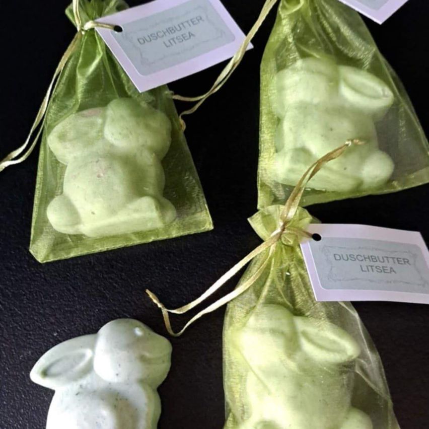 Vier grüne Tütchen mit Seifen in Form von Häschen. Jedes Tütchen hat einen weißen Aufkleber mit dem Text 'Duschbutter Litsea'.