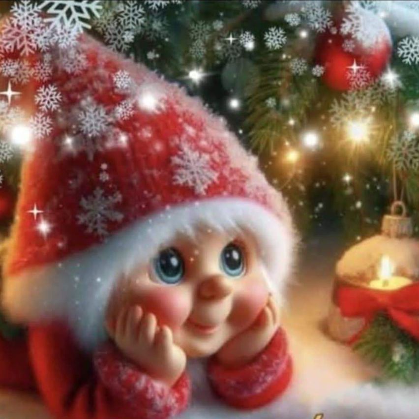 Eine Weihnachtsgnomendolle, die einen roten Hut mit weißem Pelzbesatz trägt, auf Schnee sitzt und für ein Foto posiert.