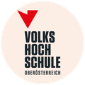 Ein kreisförmiges Logo mit einem roten Pfeil, der nach oben zeigt. Der Text lautet 'VOLKS HOCHSCHULE OBEROSTERREICH' in fetter schwarzer Schrift. Der Hintergrund ist hellbeige.