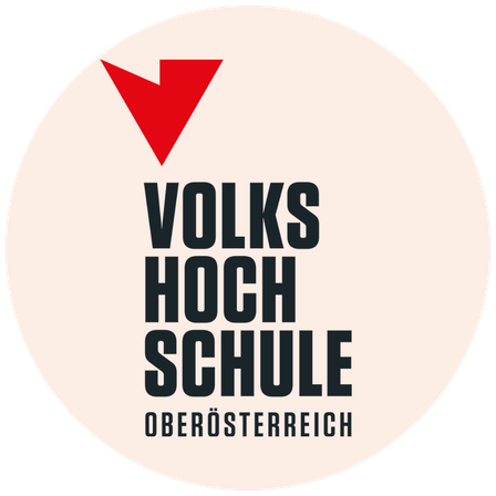 Ein kreisförmiges Logo mit einem roten Pfeil, der nach oben zeigt. Der Text lautet 'VOLKS HOCHSCHULE OBEROSTERREICH' in fetter schwarzer Schrift. Der Hintergrund ist hellbeige.