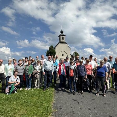Bild enthält, People, Person, Nature, Outdoors, Sky, Building, College, Groupshot, Handbag, Coat