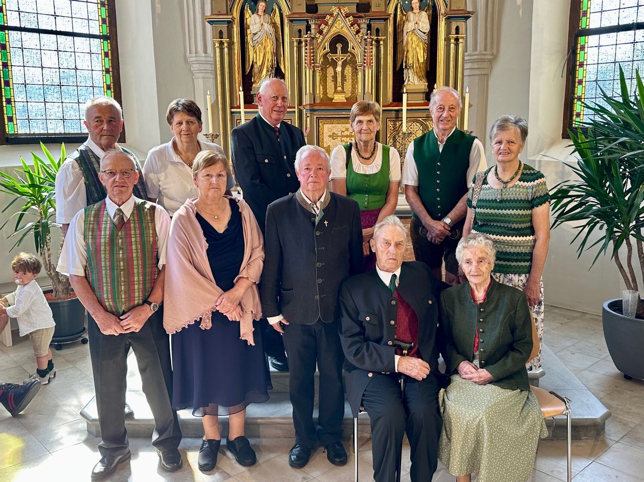 Bild enthält, Groupshot, Person, Adult, Female, Woman, Male, Man, Coat, People, Suit