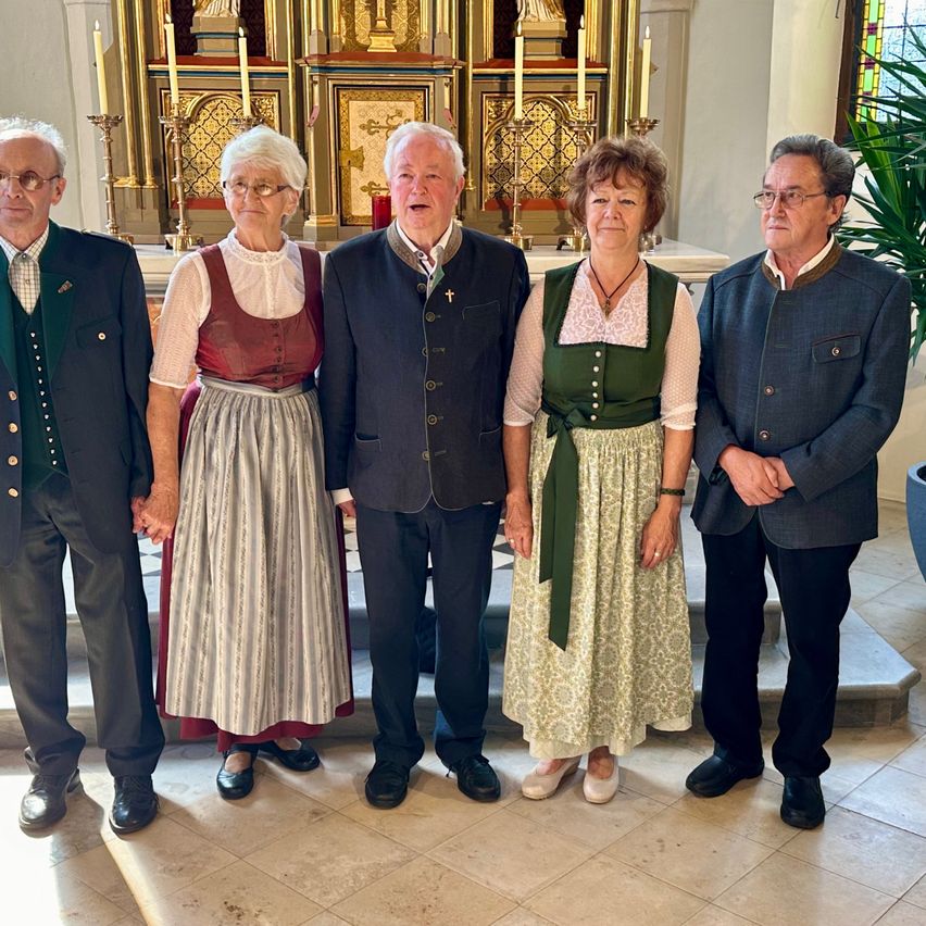 Bild enthält, Lady, Person, Groupshot, Adult, Female, Woman, Male, Man, Coat, People