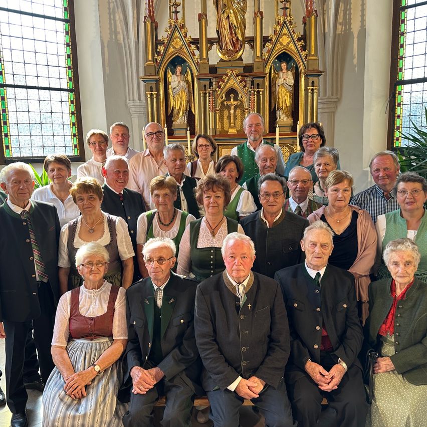 Bild enthält, Adult, Male, Man, Person, Suit, Female, Woman, Groupshot, Bride, People