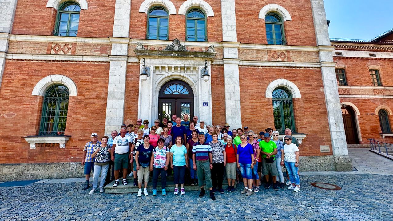 Gruppe von Wanderern vor dem Salzburger Kongresshaus in Salzburg