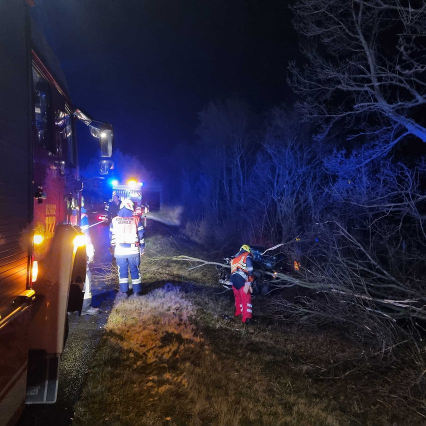 Bild enthält, Helmet, Person, Fire, Clothing, Glove, Footwear, Shoe