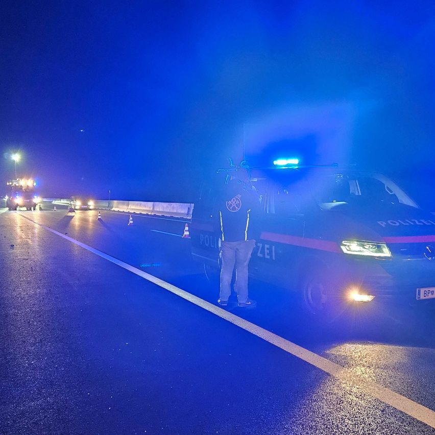 Bild enthält, Road, Lighting, Person, Car, Urban, Tarmac, Shoe, Outdoors, Freeway
