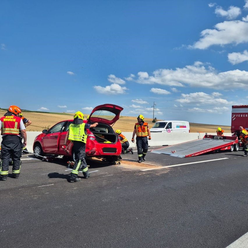 Bild enthält, Person, Worker, Helmet, Shoe, Adult, Male, Man, Car, Truck, Wheel