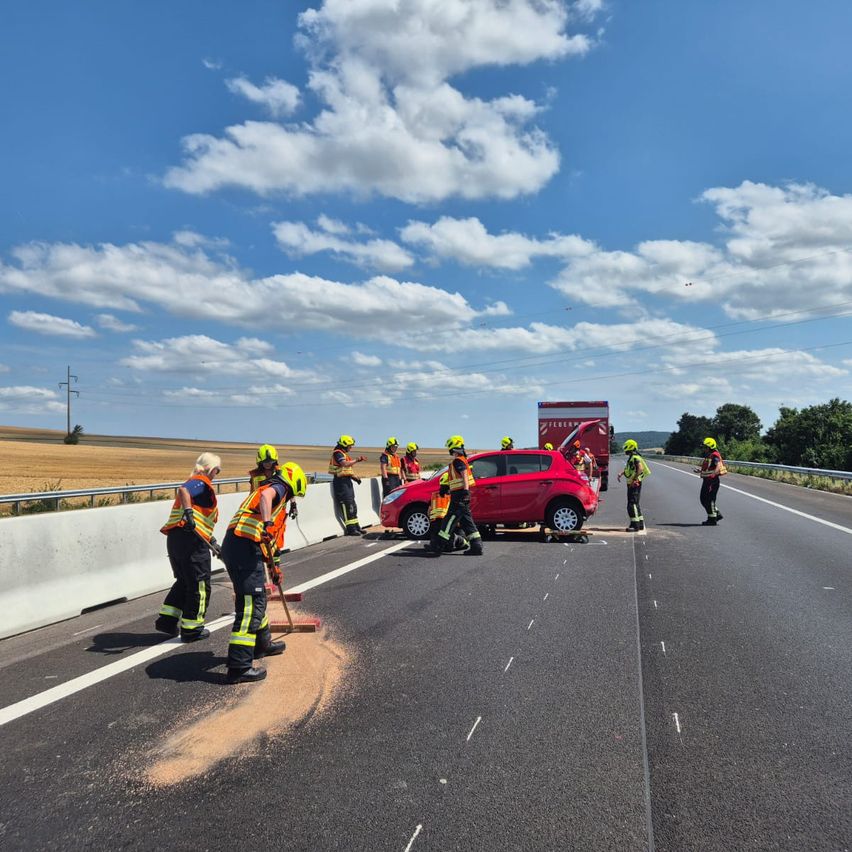 Bild enthält, Person, Worker, Road, Tarmac, Helmet, Car, Sky, E-scooter, Shoe, Freeway