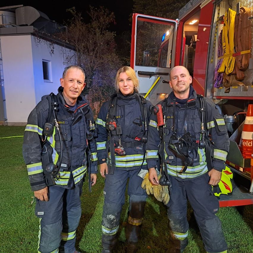 Bild enthält, Fireman, Person, Adult, Male, Man, Clothing, Coat, Jacket