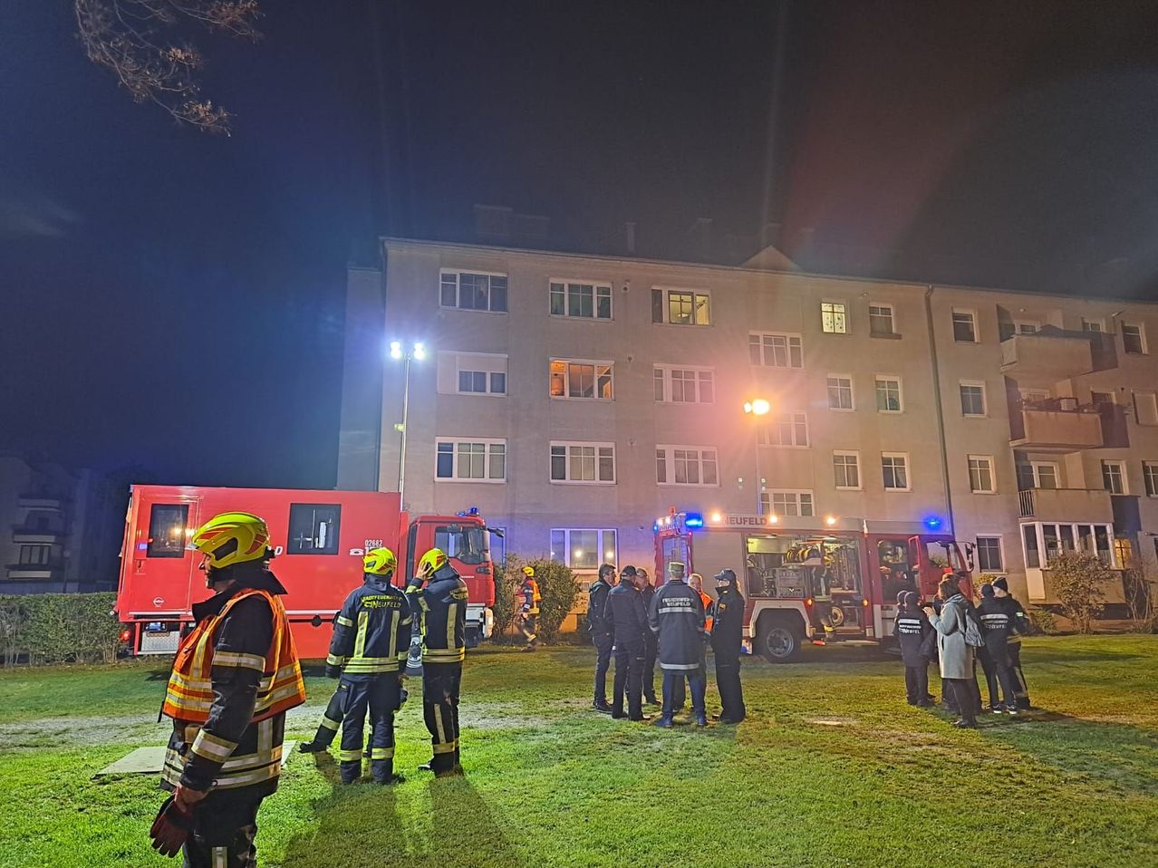 Bild enthält, Helmet, Person, Urban, Clothing, Glove, Adult, Male, Man, Hat, Wheel
