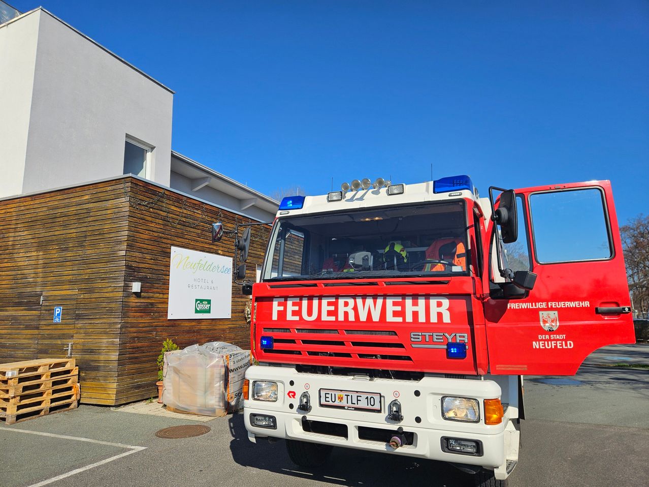 Bild enthält, Transportation, Truck, Vehicle, Bumper, Machine, Wheel, Architecture, Building, Person