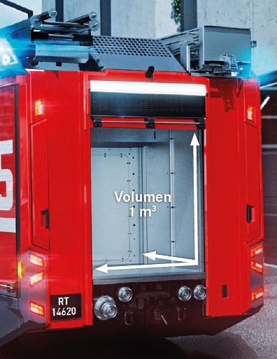Die Rückseite eines roten Feuerwehrautos ist zu sehen, wobei die hintere Tür offen ist. Das Auto hat ein Volumen von 1 Kubikmeter.